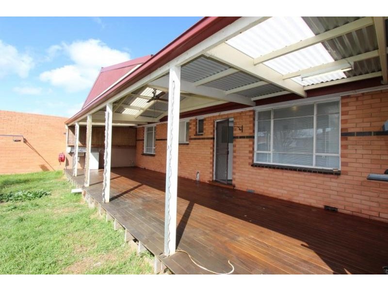 12 Halesworth Street, St Albans VIC 3021