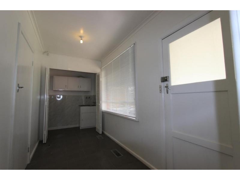 12 Halesworth Street, St Albans VIC 3021