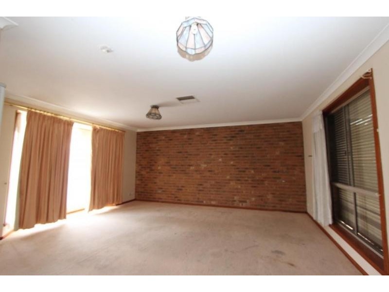 4 Pageant Walk, Kings Park VIC 3021