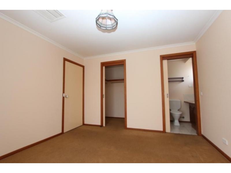 4 Pageant Walk, Kings Park VIC 3021