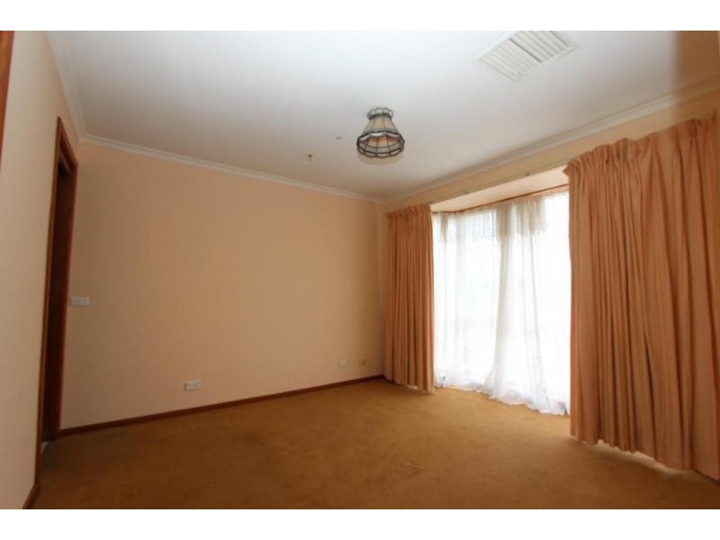 4 Pageant Walk, Kings Park VIC 3021