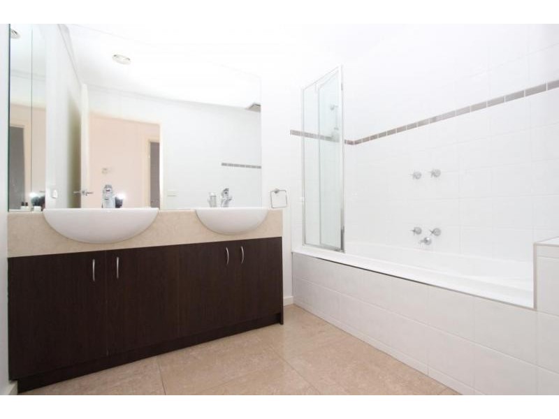 2/39 Manchester Drive, Sydenham VIC 3037