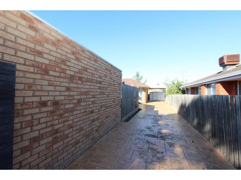 2/39 Manchester Drive, Sydenham VIC 3037