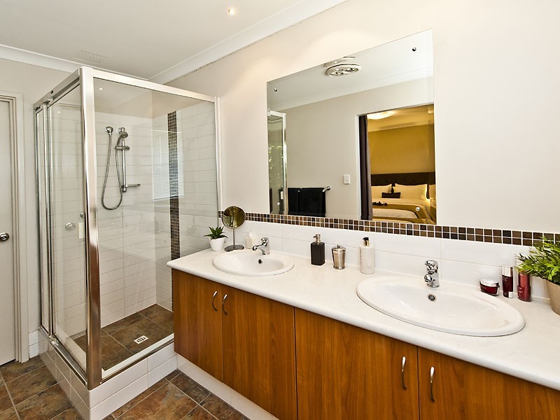 8 Leicester Crescent, Canning Vale WA 6155