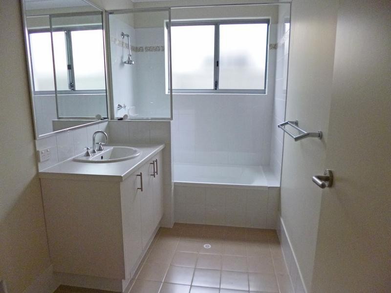 11/148 Railway Parade, Queens Park WA 6107