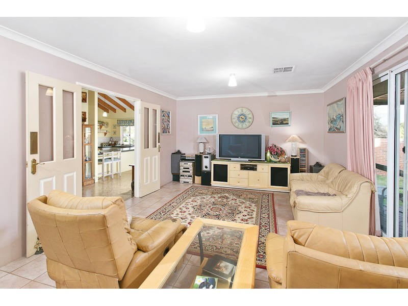 2 Discovery Drive, Thornlie WA 6108