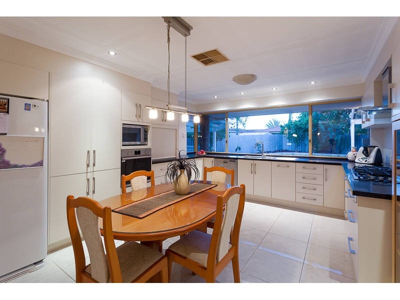 4 Dixey Court, Leeming WA 6149