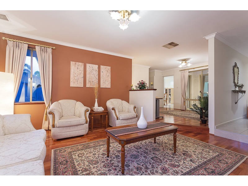 4 Dixey Court, Leeming WA 6149