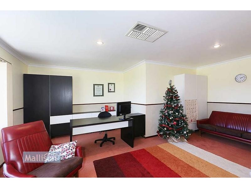 61 Forest Lakes Drive, Thornlie WA 6108