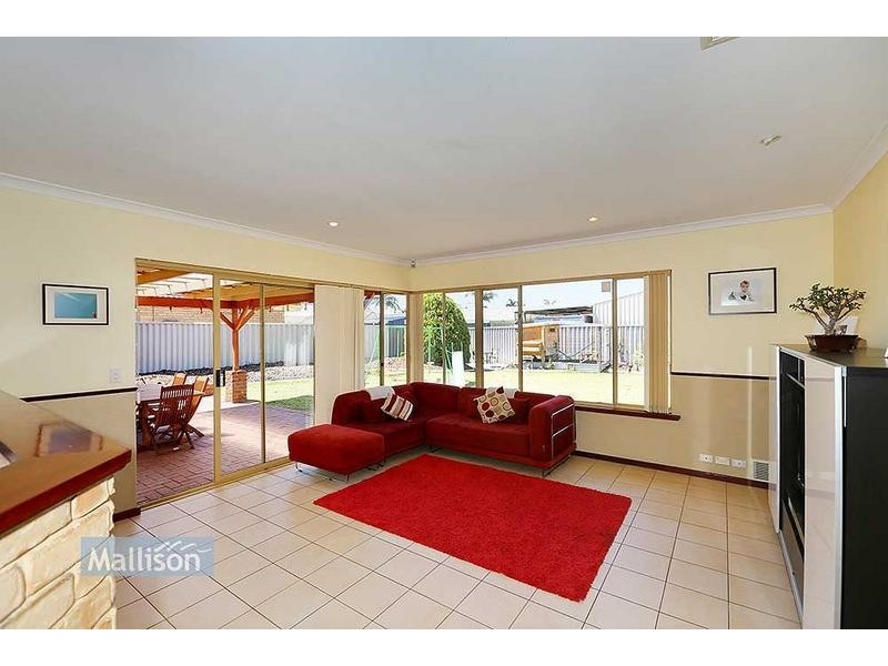 61 Forest Lakes Drive, Thornlie WA 6108