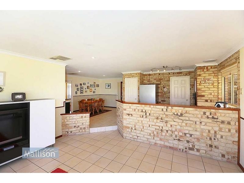 61 Forest Lakes Drive, Thornlie WA 6108