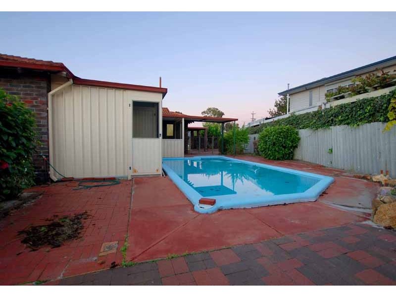 15 Caldecott Street, Thornlie WA 6108