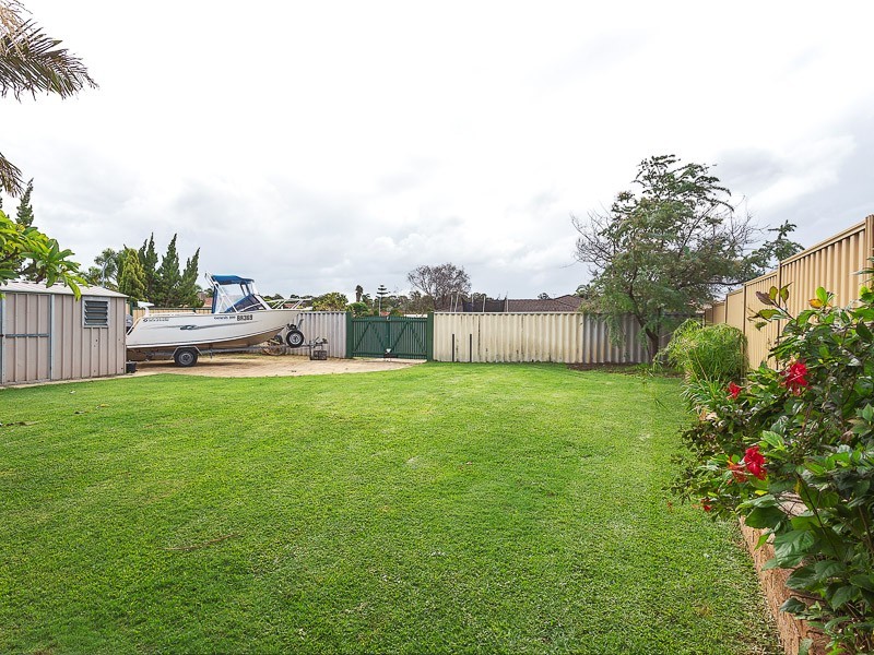 8 Voyager Drive, Thornlie WA 6108