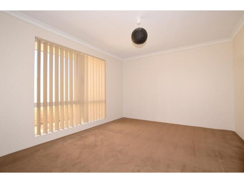 4 Finsbury Drive, Thornlie WA 6108