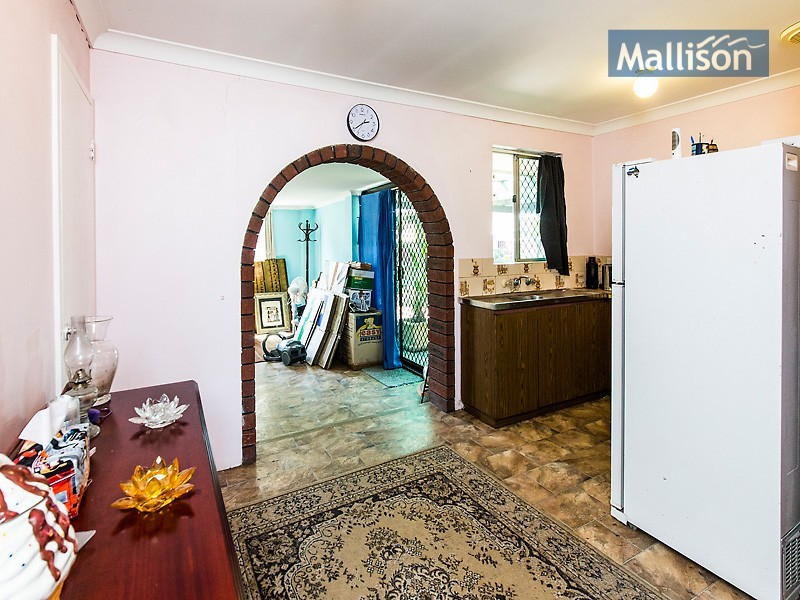17 Whiteman Street, Thornlie WA 6108