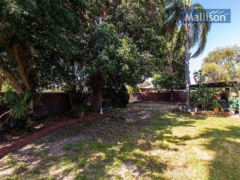 17 Whiteman Street, Thornlie WA 6108