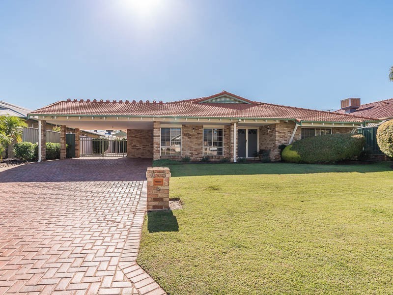 13 Wisteria Place, Thornlie WA 6108