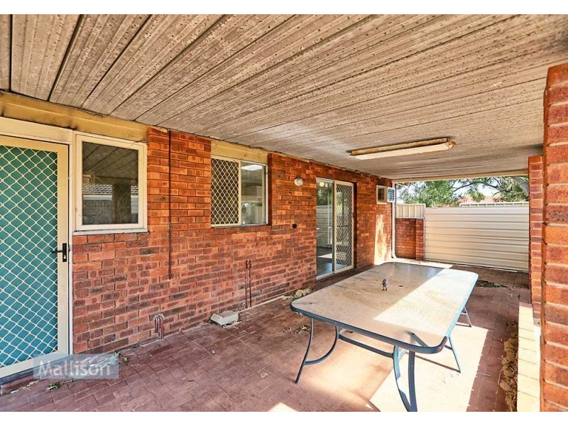 9 Harlow Court, Camillo WA 6111