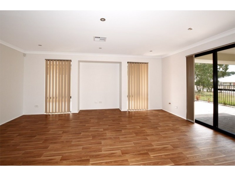 4 Letts Lane, Piara Waters WA 6112