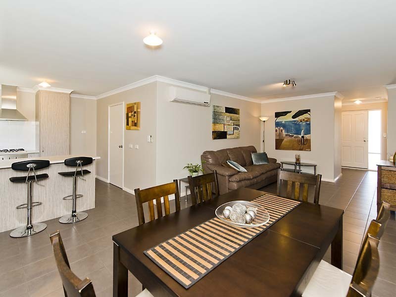 22/11 Hazlett Way, Canning Vale WA 6155