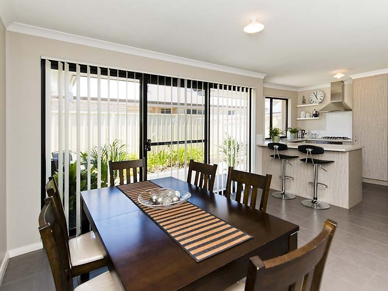 22/11 Hazlett Way, Canning Vale WA 6155