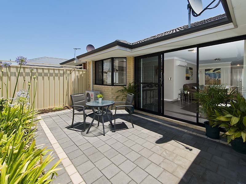 22/11 Hazlett Way, Canning Vale WA 6155