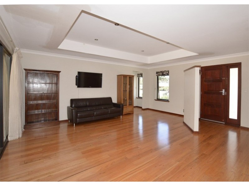 62 Gladstone Road, Leeming WA 6149