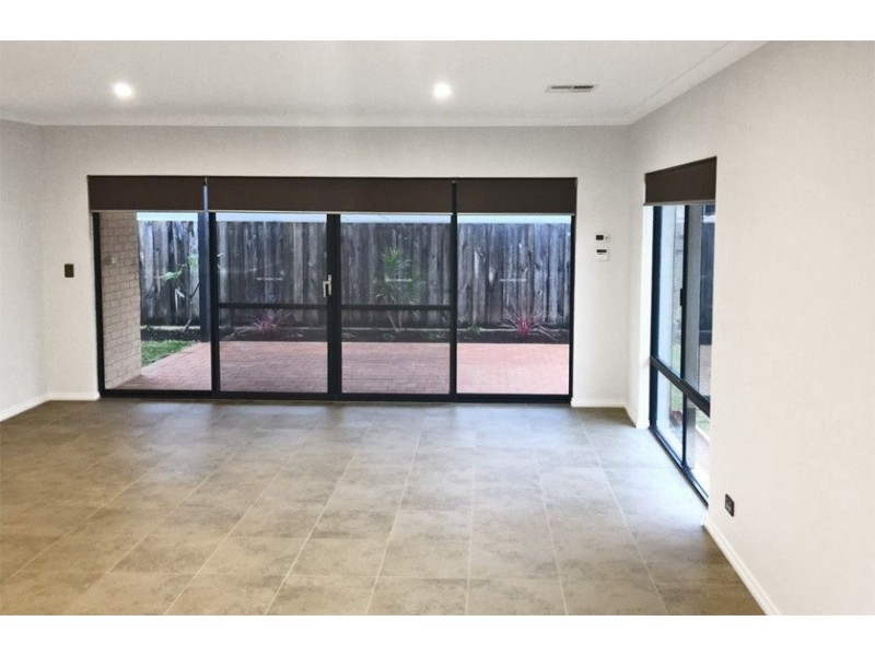 6 Buttercup Parkway, Halls Head WA 6210