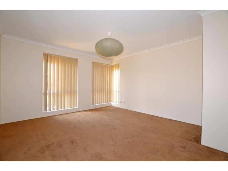 4 Finsbury Drive, Thornlie WA 6108