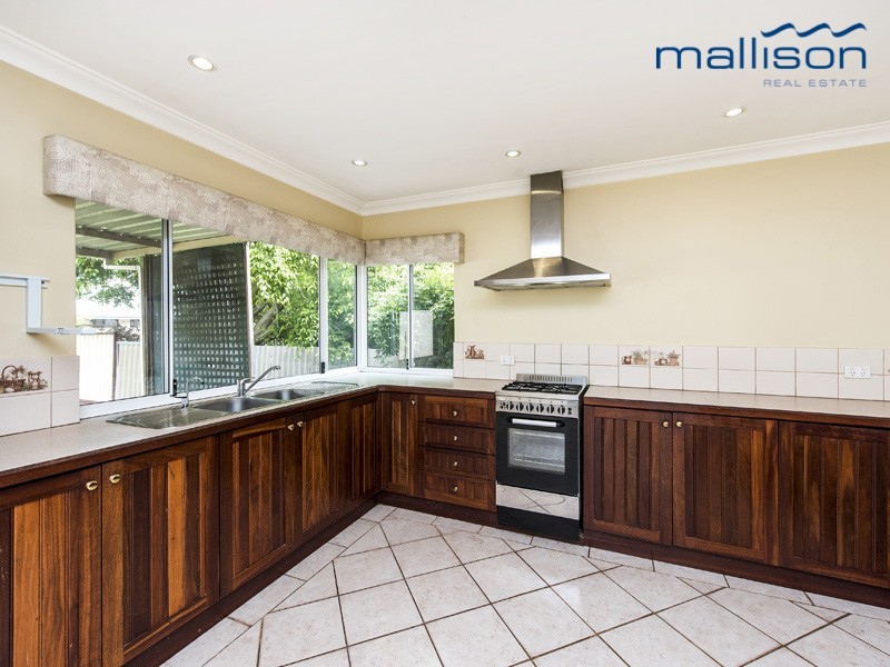 15 Tullamore Avenue, Thornlie WA 6108