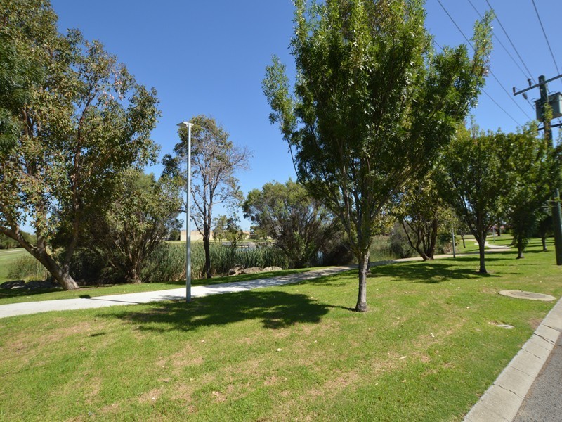 24 Broadwater Gardens, South Lake WA 6164