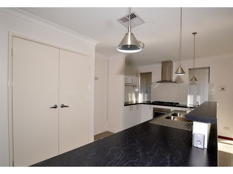 28 Archdale Loop, Piara Waters WA 6112