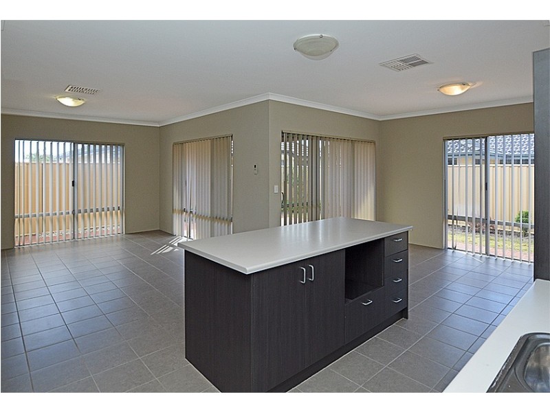 27 Towncentre Drive, Thornlie WA 6108