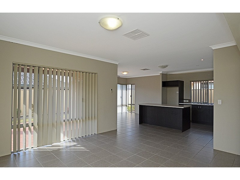 27 Towncentre Drive, Thornlie WA 6108