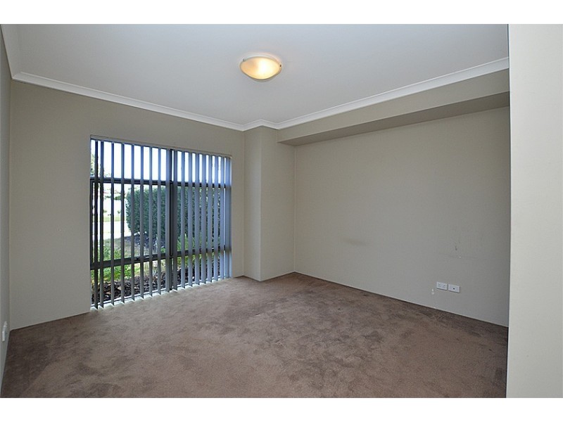 27 Towncentre Drive, Thornlie WA 6108
