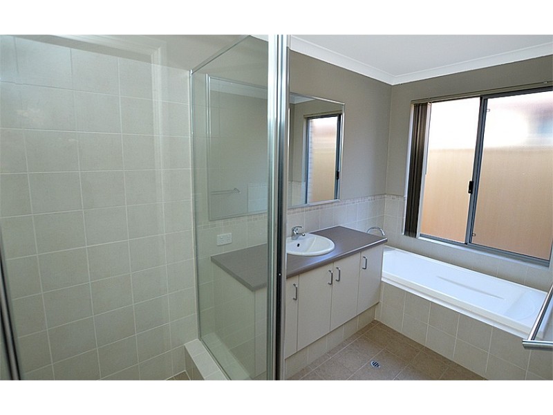27 Towncentre Drive, Thornlie WA 6108