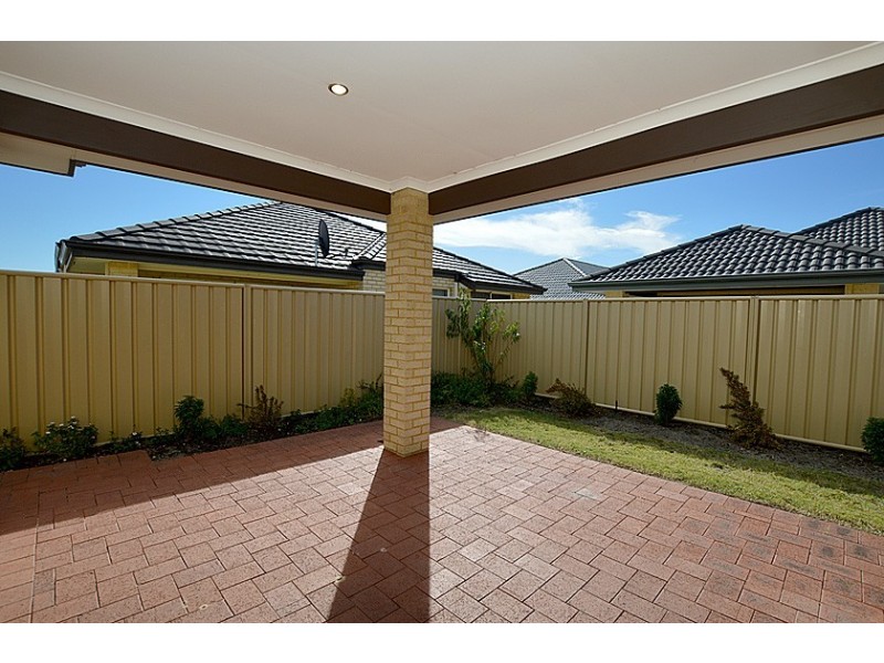 27 Towncentre Drive, Thornlie WA 6108