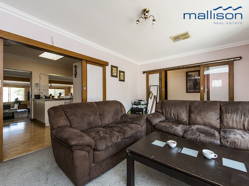 14 Debenham Street, Thornlie WA 6108