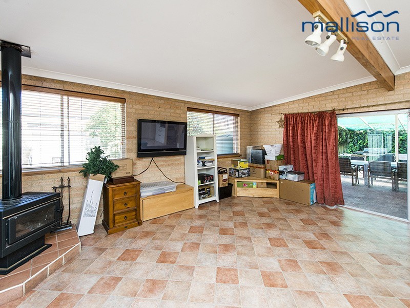 14 Debenham Street, Thornlie WA 6108