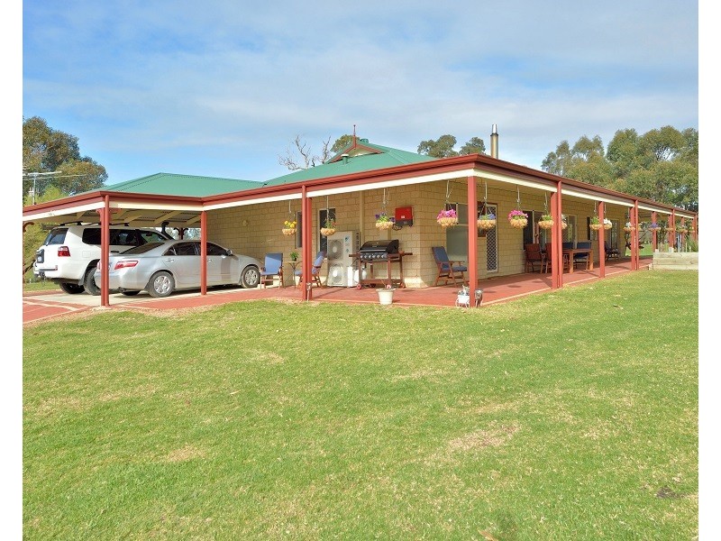 61 Avoca Retreat, North Dandalup WA 6207