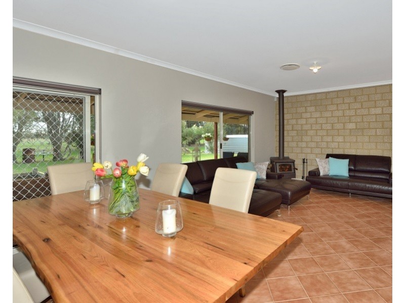 61 Avoca Retreat, North Dandalup WA 6207