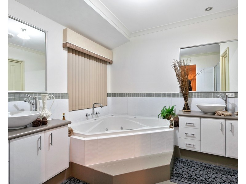 35 Bluestone Loop, Piara Waters WA 6112