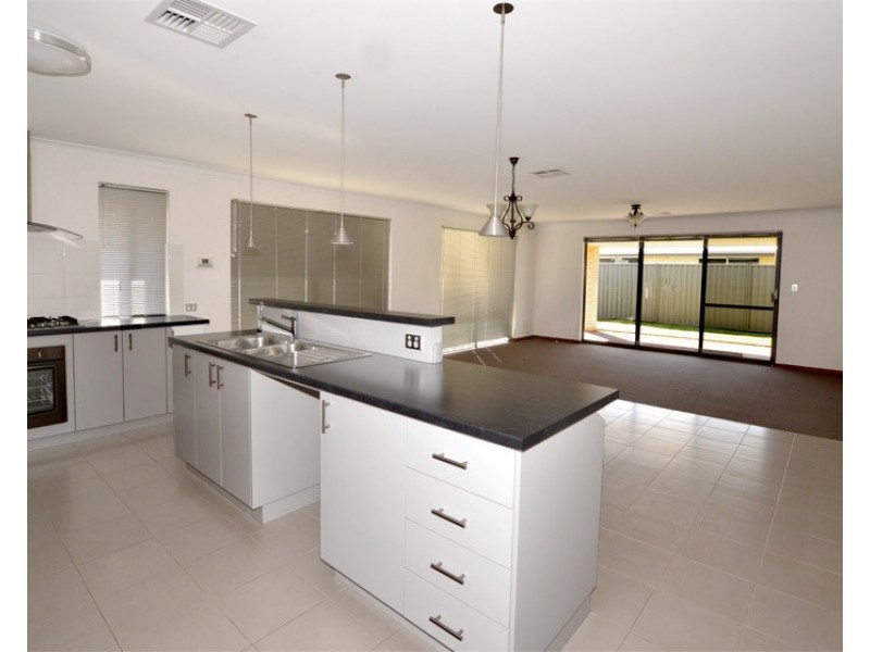 28 Archdale Loop, Piara Waters WA 6112