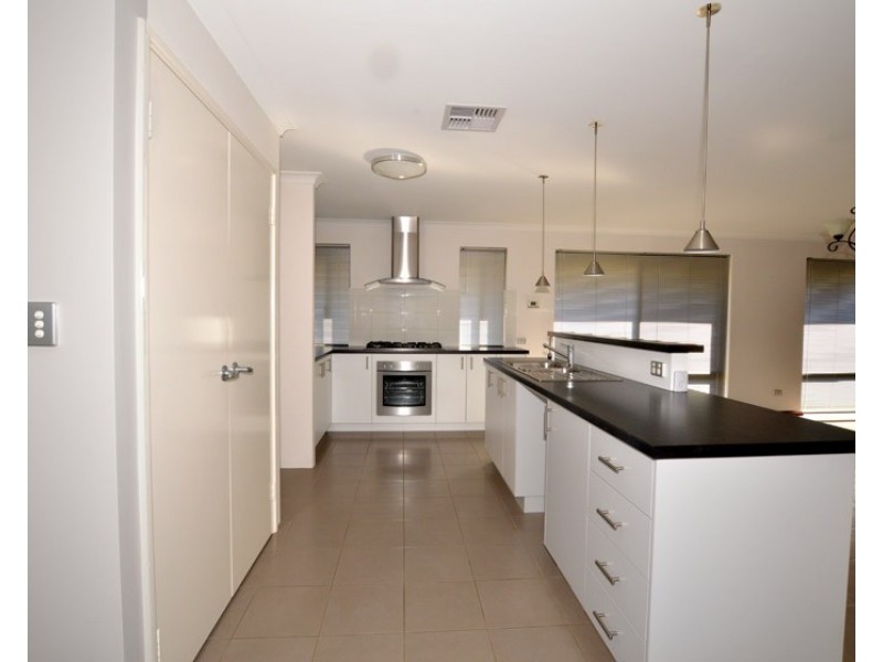 28 Archdale Loop, Piara Waters WA 6112