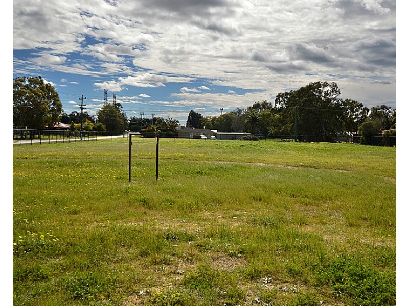 13 Lake Road, Champion Lakes WA 6111