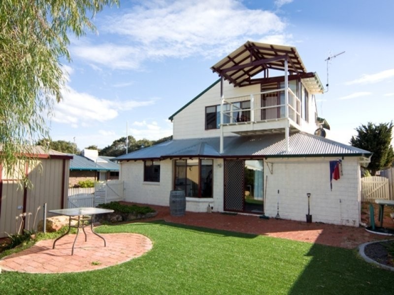 181 Bay View Drive, Little Grove WA 6330