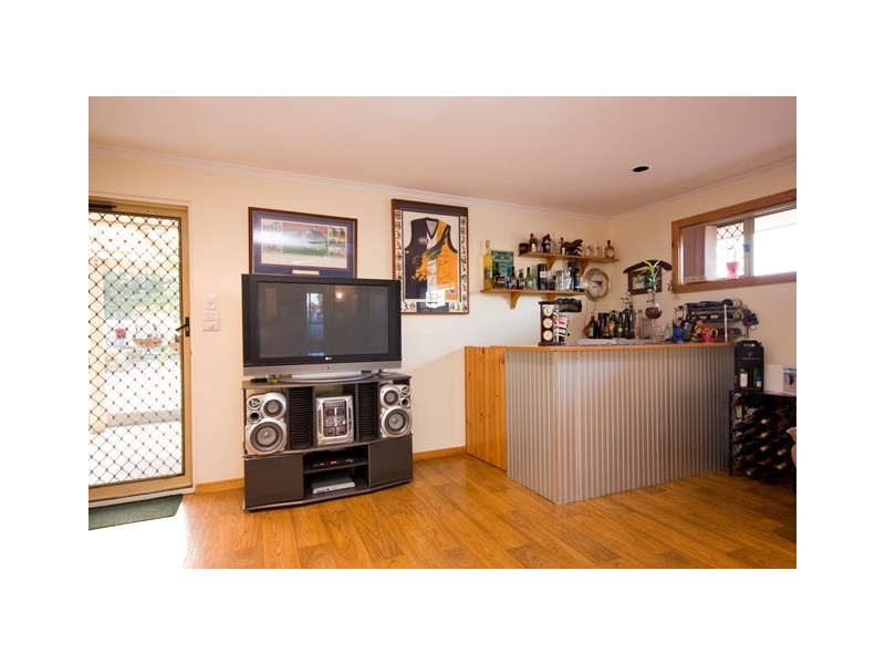 11 Turner Street, Orana WA 6330