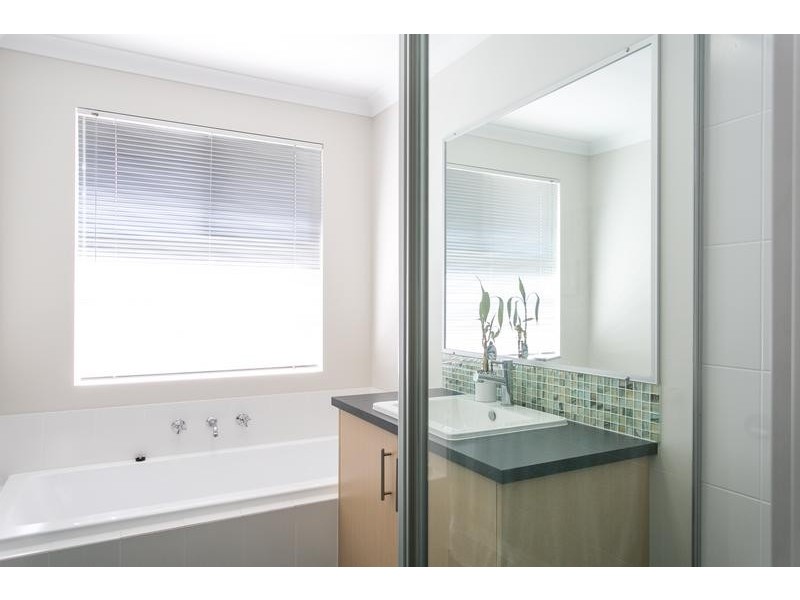 8 Satellite Close, Mckail WA 6330