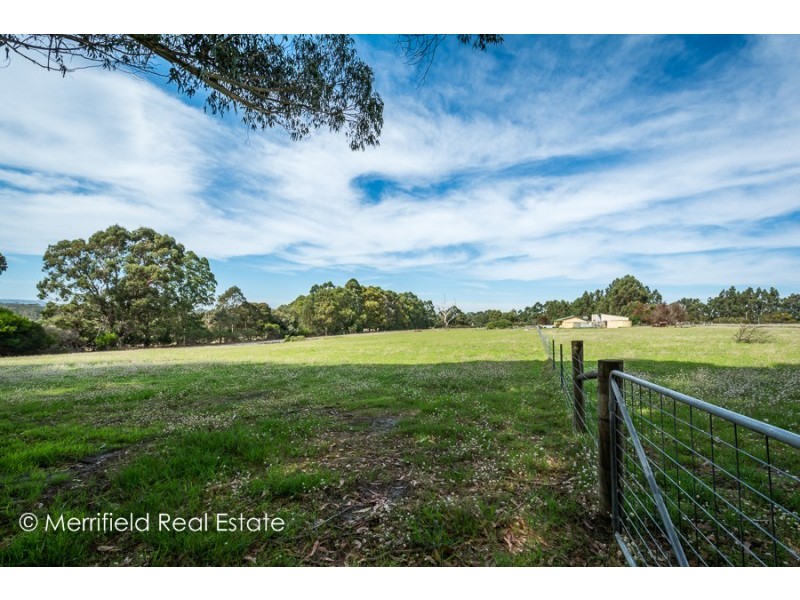 35 Awhina Court, Millbrook WA 6330