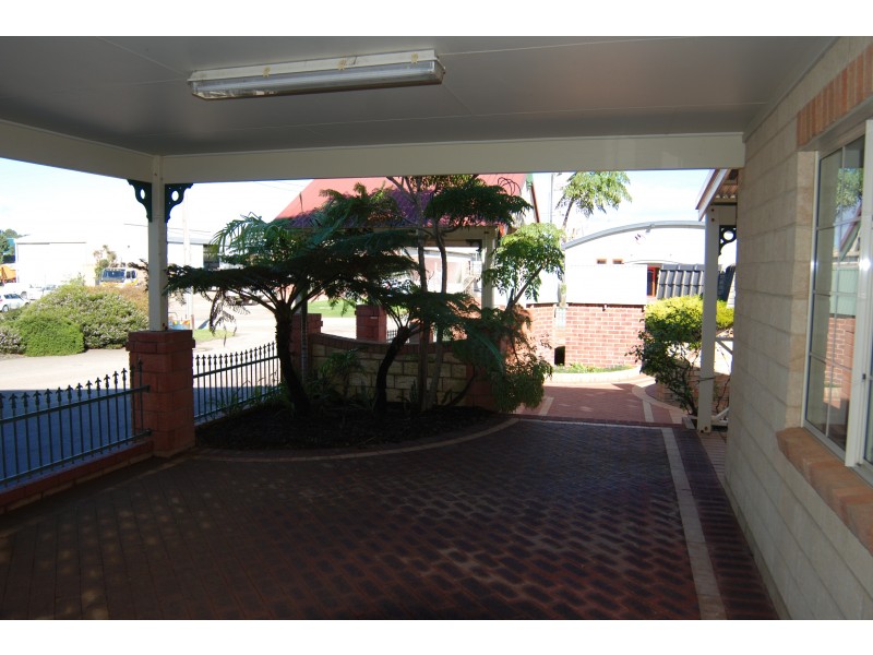 24 Kelly Street, Orana WA 6330